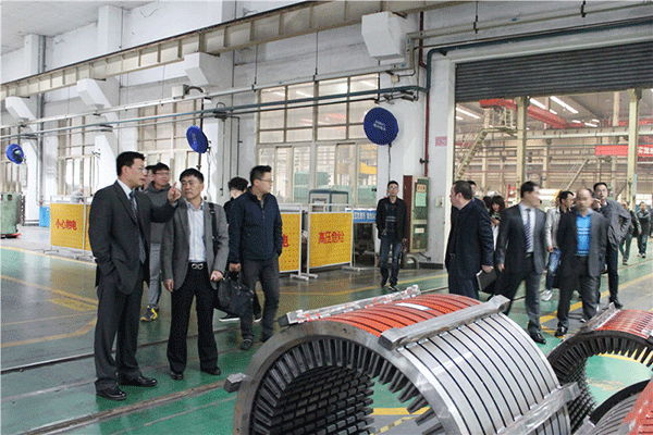 西瑪電機(jī)總經(jīng)理?xiàng)钐炖麕ьI(lǐng)各位供應(yīng)商代表參觀(guān)廠(chǎng)區(qū) 西瑪電機(jī)總經(jīng)理?xiàng)钐炖麕ьI(lǐng)各位供應(yīng)商代表參觀(guān)廠(chǎng)區(qū)